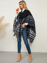 Load image into Gallery viewer, Fringe Contrast Plaid Poncho
