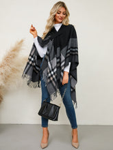 Load image into Gallery viewer, Fringe Contrast Plaid Poncho
