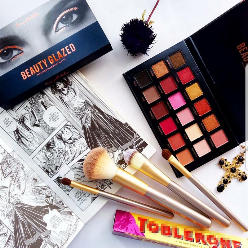 Traci K Beauty Glazed Beauty Box Kits :Pressed Illuminating Powder Glitter Shimmer Matte Eye Shadow Palette Eyeshadow Palette Makeup Brushes